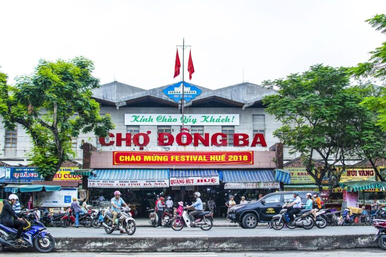 Dong Ba Market stands on Tran Hung Dao Street, close to the Perfume River and Truong Tien Bridge.